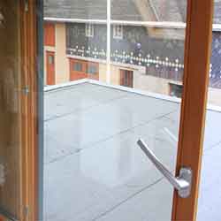 Bild von einem Fenster aus Holz und Glas